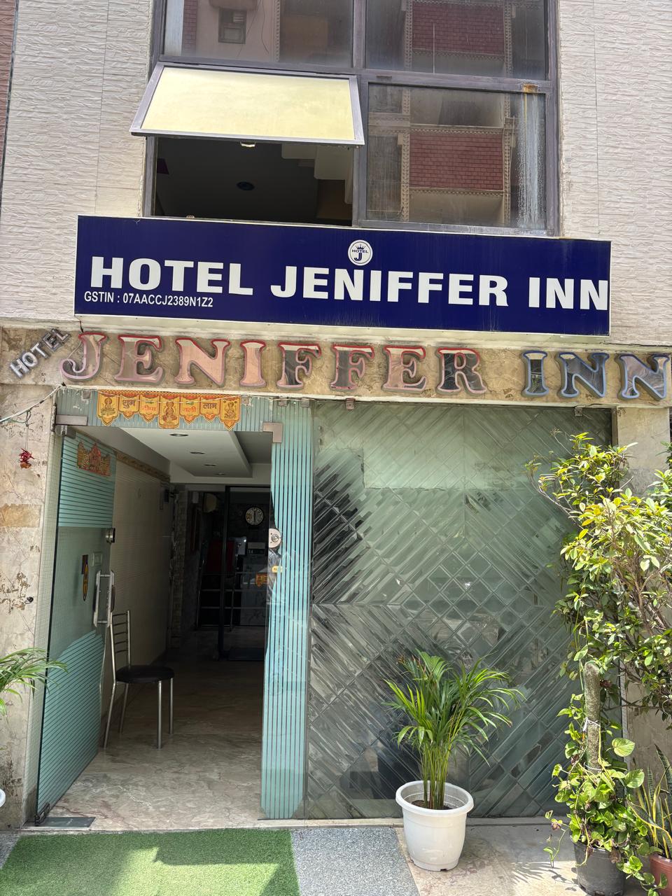 Entrance to Hotel Jeniffer Inn