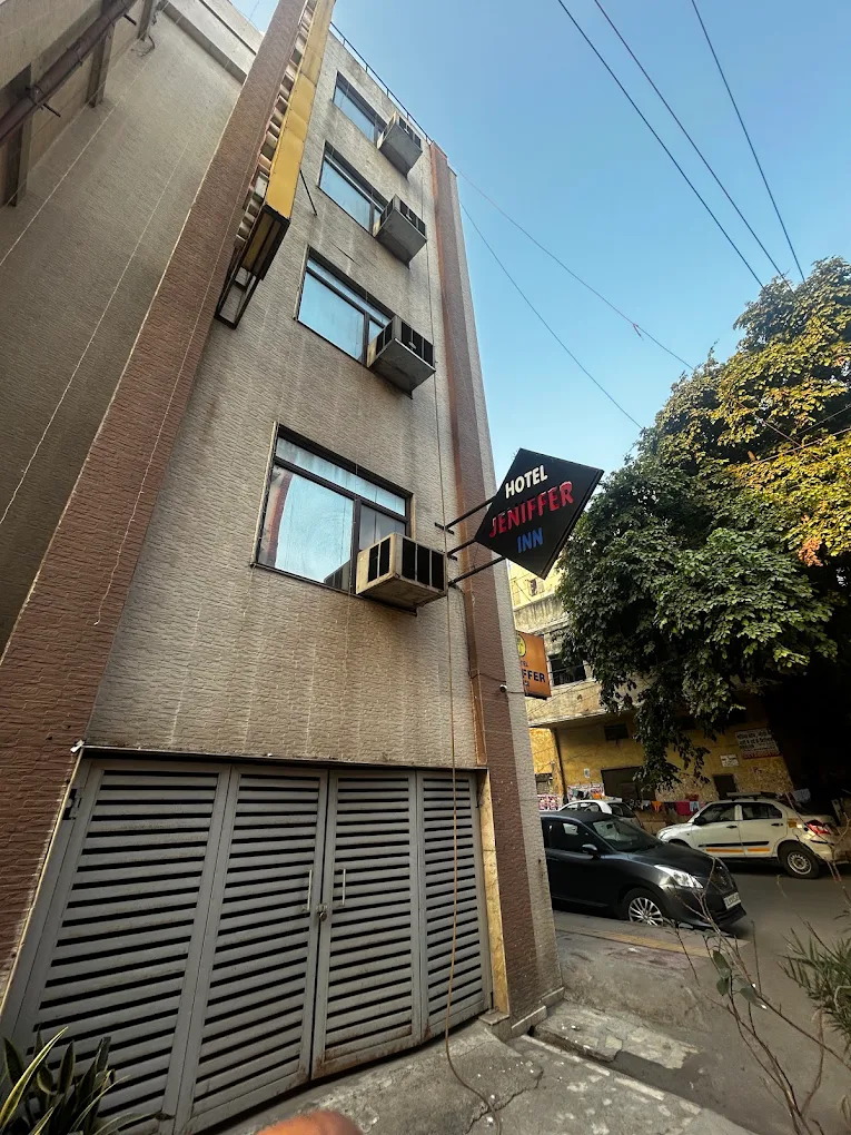 Hotel Jeniffer Inn building seen from the street