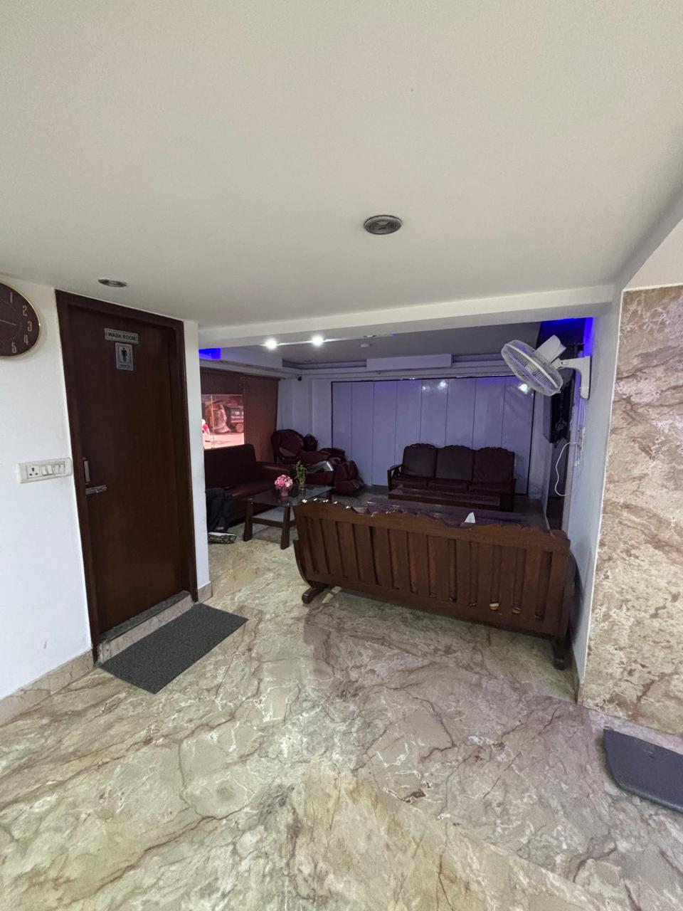 Lobby and front desk at Hotel Jeniffer Inn