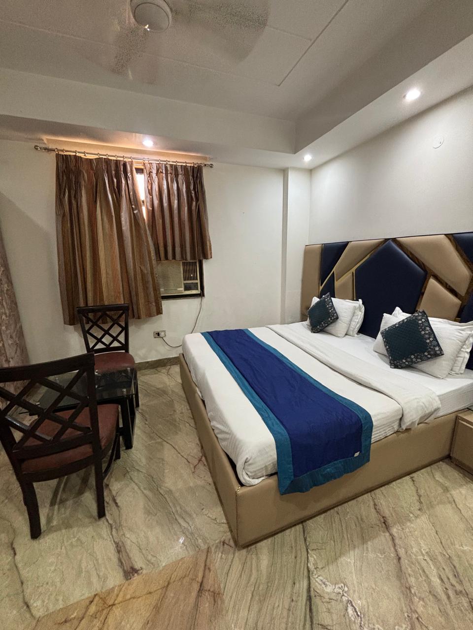 Guest room with blue décor