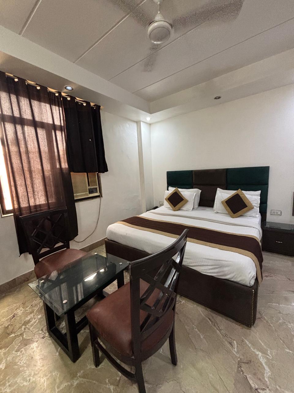 Guest room with brown décor